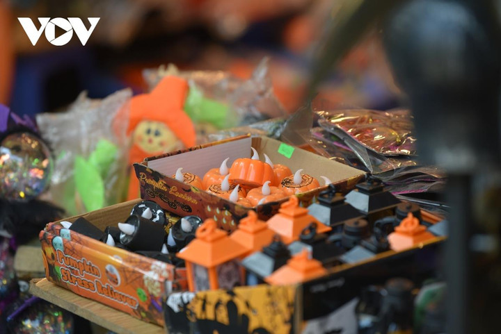 Trước thềm Halloween, phố Hàng Mã ngập đồ hóa trang kinh dị - 6
