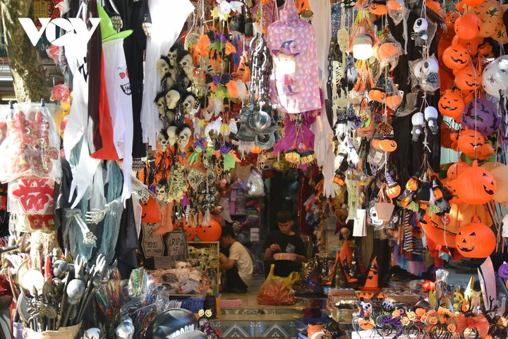 Trước thềm Halloween, phố Hàng Mã ngập đồ hóa trang kinh dị - 10