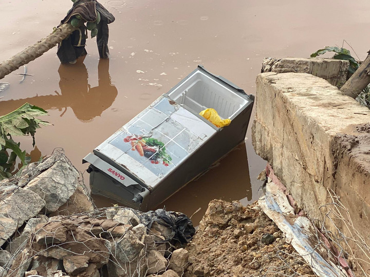 Ảnh: Bờ sông Thạch Hãn sạt lở nghiêm trọng trong đêm, vùi lấp nhiều nhà dân - 8