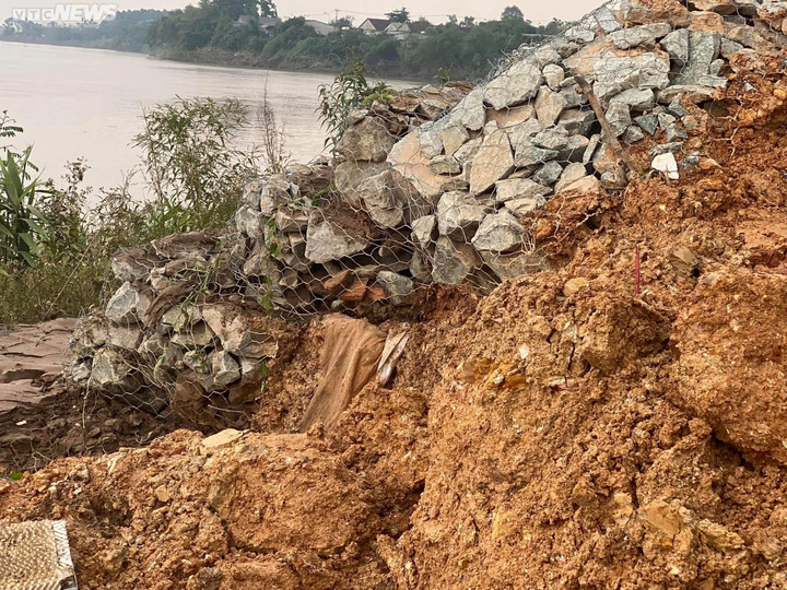 Ảnh: Bờ sông Thạch Hãn sạt lở nghiêm trọng trong đêm, vùi lấp nhiều nhà dân - 11