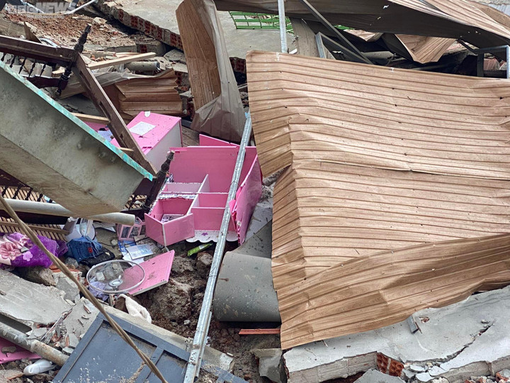 Ảnh: Bờ sông Thạch Hãn sạt lở nghiêm trọng trong đêm, vùi lấp nhiều nhà dân - 9