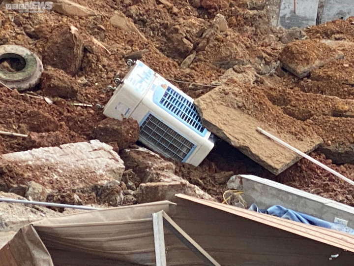 Ảnh: Bờ sông Thạch Hãn sạt lở nghiêm trọng trong đêm, vùi lấp nhiều nhà dân - 6