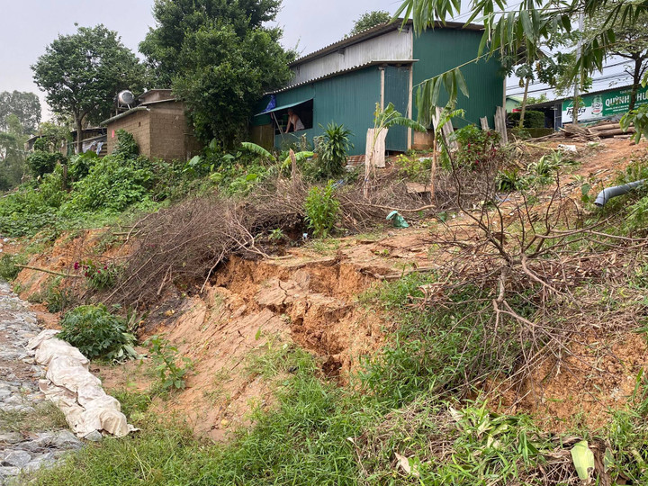 Ảnh: Bờ sông Thạch Hãn sạt lở nghiêm trọng trong đêm, vùi lấp nhiều nhà dân - 10