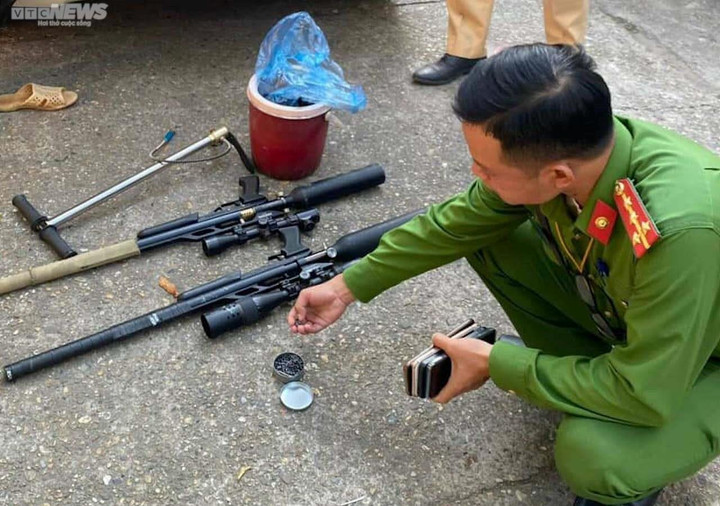 Kiểm tra nồng độ cồn, phát hiện 2 khẩu súng cùng hàng trăm viên đạn trên ô tô - 2