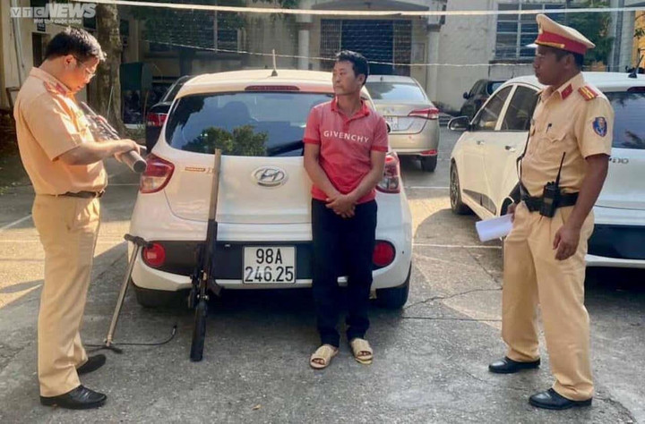 Kiểm tra nồng độ cồn, phát hiện 2 khẩu súng cùng hàng trăm viên đạn trên ô tô - 1