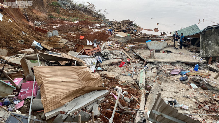 Ảnh: Bờ sông Thạch Hãn sạt lở nghiêm trọng trong đêm, vùi lấp nhiều nhà dân - 2