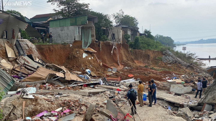 Ảnh: Bờ sông Thạch Hãn sạt lở nghiêm trọng trong đêm, vùi lấp nhiều nhà dân - 3