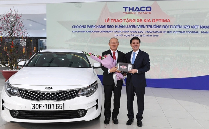 Dẫn dắt tuyển Việt Nam, HLV Park Hang Seo được tặng những xe gì? - 1