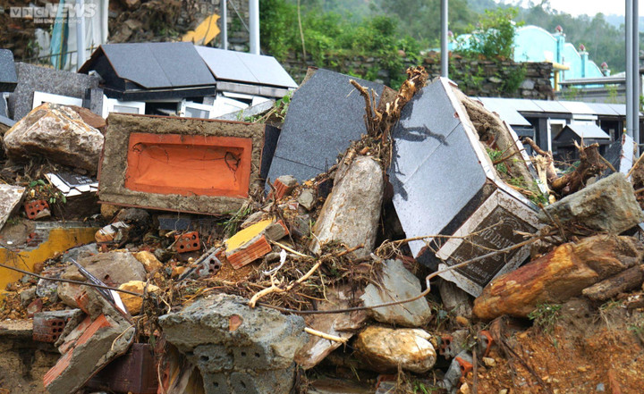 Hơn 600 ngôi mộ sạt lở tan hoang sau mưa lũ, Bí thư Đà Nẵng chỉ đạo khẩn - 3