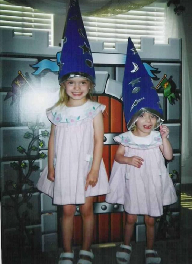 Cặp sinh đôi cùng trứng có 1-0-2 khiến bác sĩ ngỡ ngàng khi làm xét nghiệm - 1