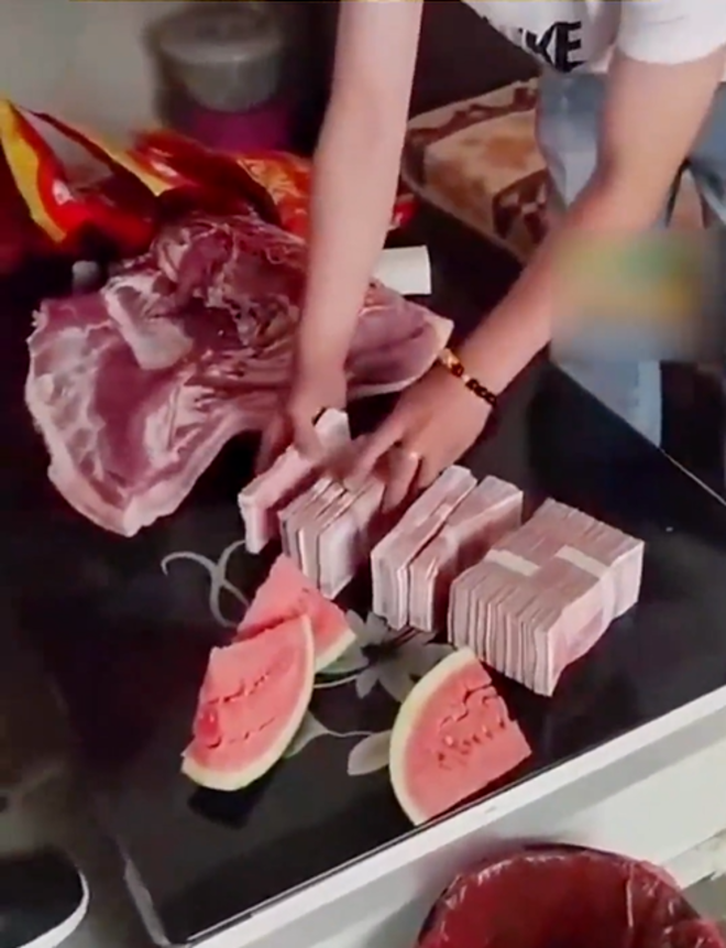 Hậu ly hôn, cô gái xách thịt lợn, quà cáp trị giá hơn 600 triệu trả chồng cũ - 1