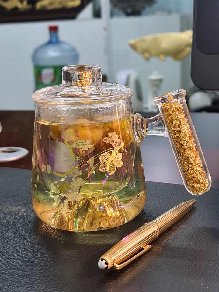 Cốc thủy tinh 'ngậm' vàng 24k, món quà tặng tiền triệu cháy hàng dịp 20/10 - 1