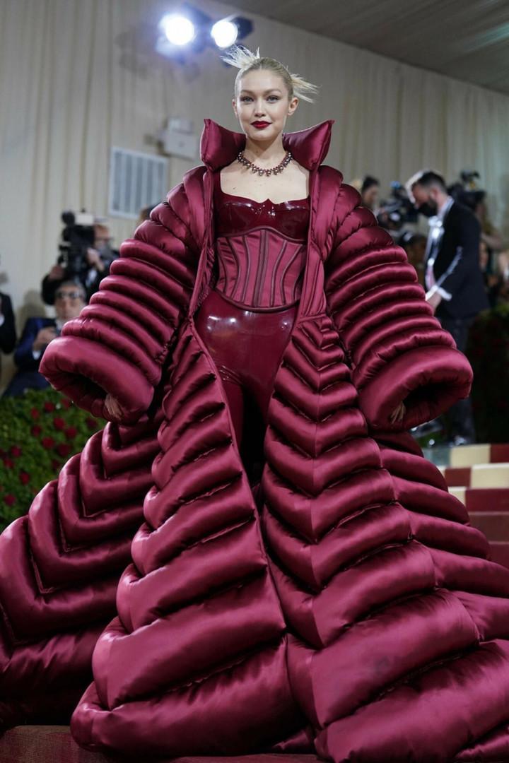 Những bộ trang phục kỳ quái gây sốc trên thảm đỏ Hollywood - 6