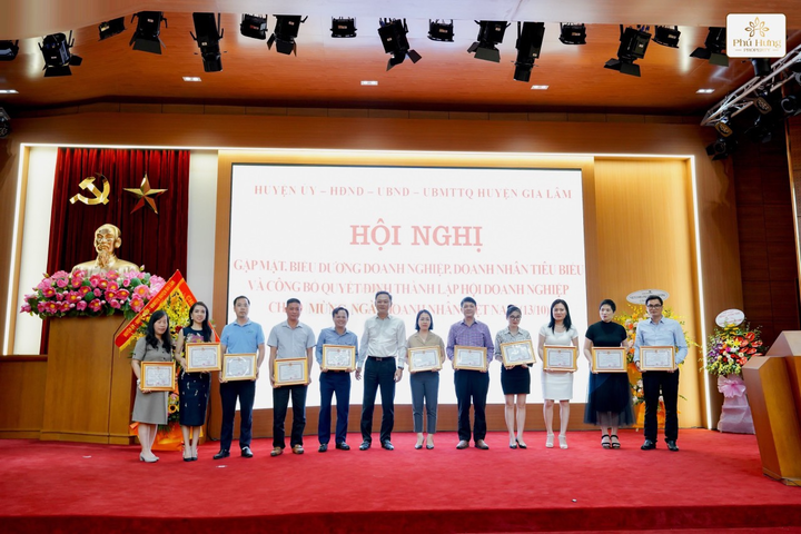 Phú Hưng Property nhận bằng khen của Chủ tịch UBND huyện Gia Lâm - 2