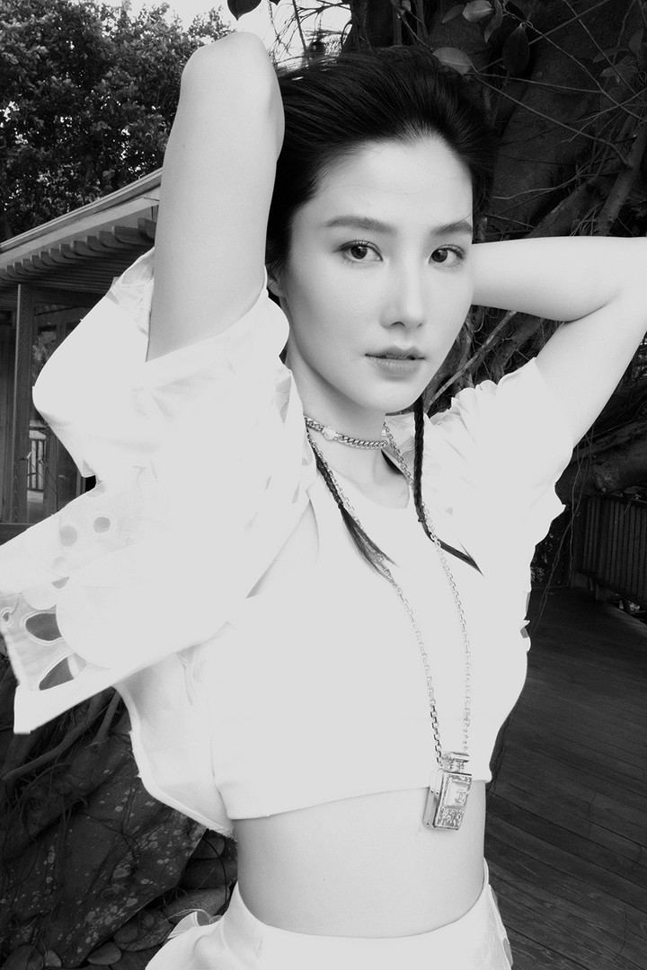 Nhan sắc trong trẻo của Diễm My 9x qua ống kính bạn thân 10 năm - 8