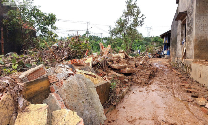 ‘Rốn lũ’ Hòa Vang ngổn ngang sau mưa ngập lịch sử ở Đà Nẵng - 7