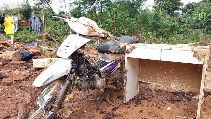 ‘Rốn lũ’ Hòa Vang ngổn ngang sau mưa ngập lịch sử ở Đà Nẵng - 4