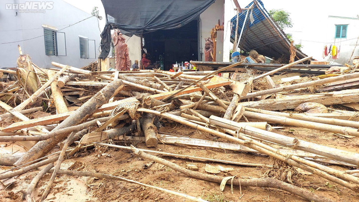 ‘Rốn lũ’ Hòa Vang ngổn ngang sau mưa ngập lịch sử ở Đà Nẵng - 6