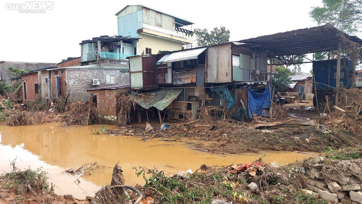 ‘Rốn lũ’ Hòa Vang ngổn ngang sau mưa ngập lịch sử ở Đà Nẵng - 8