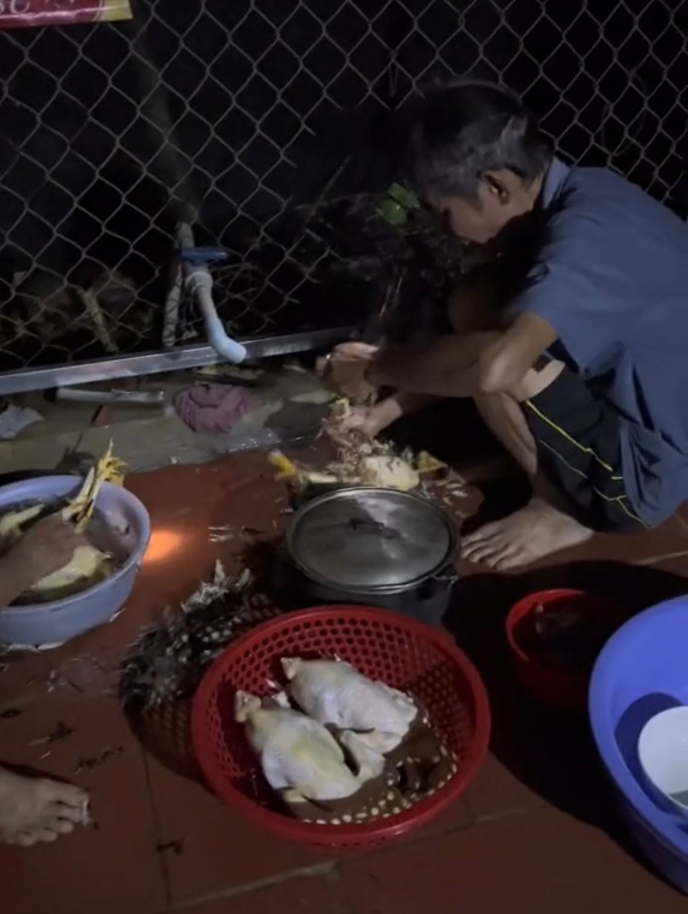 Bật dậy lúc 5 giờ sáng, con gái ở xa về rưng rưng khi thấy việc bố mẹ đang làm - 3