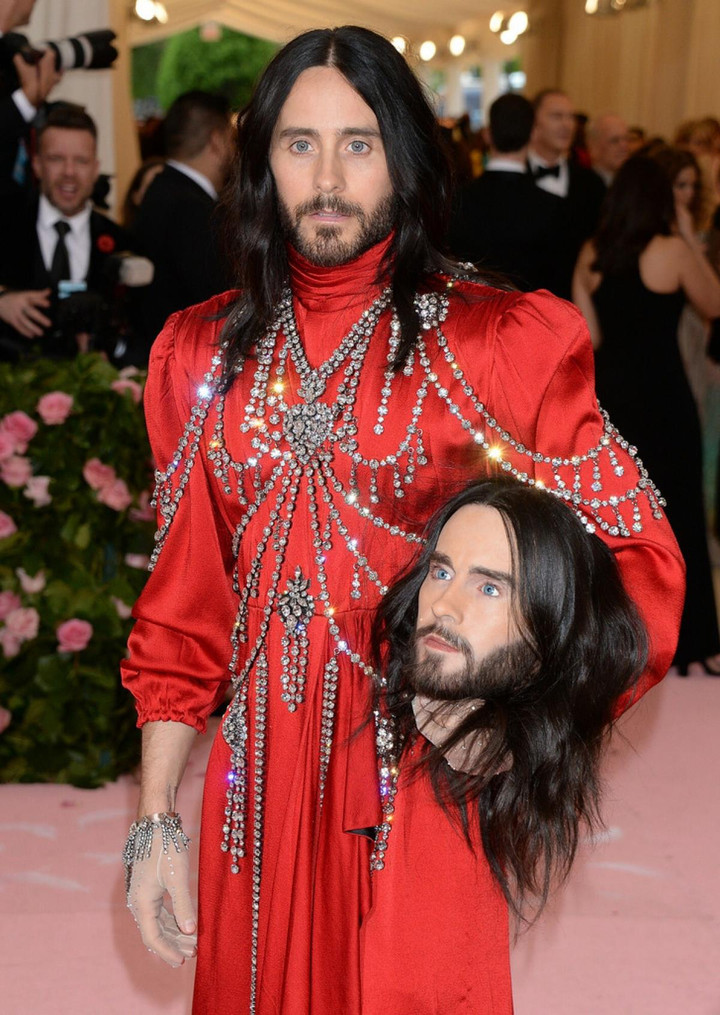 Những bộ trang phục kỳ quái gây sốc trên thảm đỏ Hollywood - 4