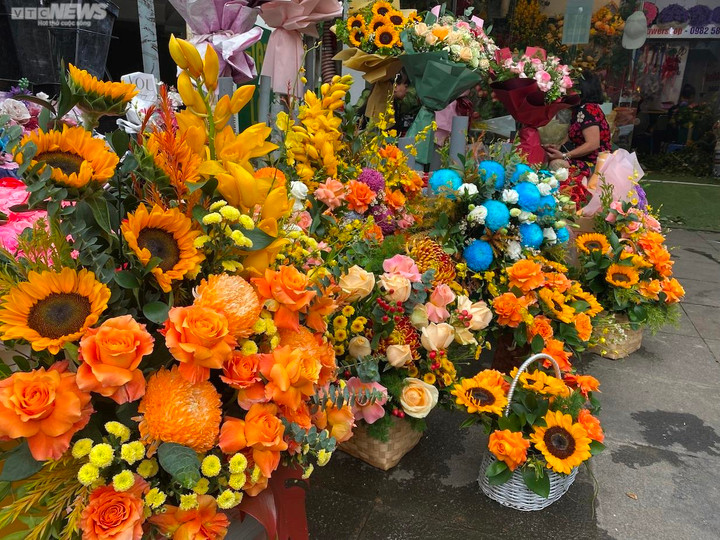 Rong ruổi khắp Hà Nội, gánh hàng hoa bán được chục triệu đồng mỗi ngày dịp 20/10 - 1