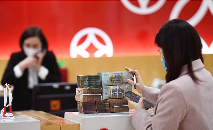 Lãi suất tăng cao, người dân đổ tiền vào gửi ngân hàng - 2
