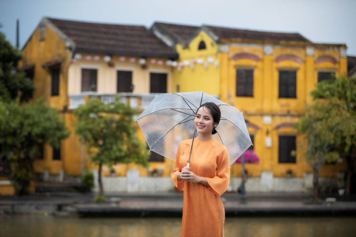 Hoa khôi Hà thành Trà My đẹp thướt tha trên phố cổ với áo dài truyền thống - 4