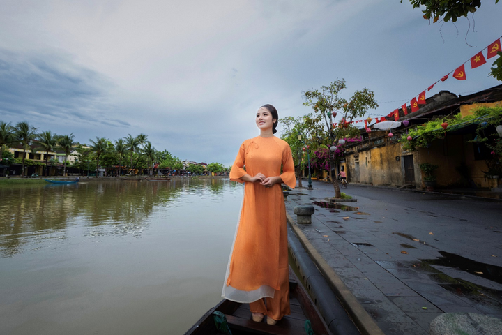 Hoa khôi Hà thành Trà My đẹp thướt tha trên phố cổ với áo dài truyền thống - 7