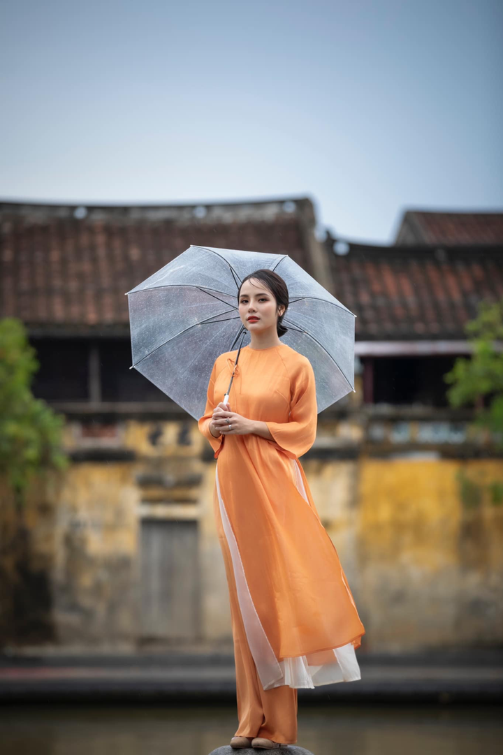 Hoa khôi Hà thành Trà My đẹp thướt tha trên phố cổ với áo dài truyền thống - 2