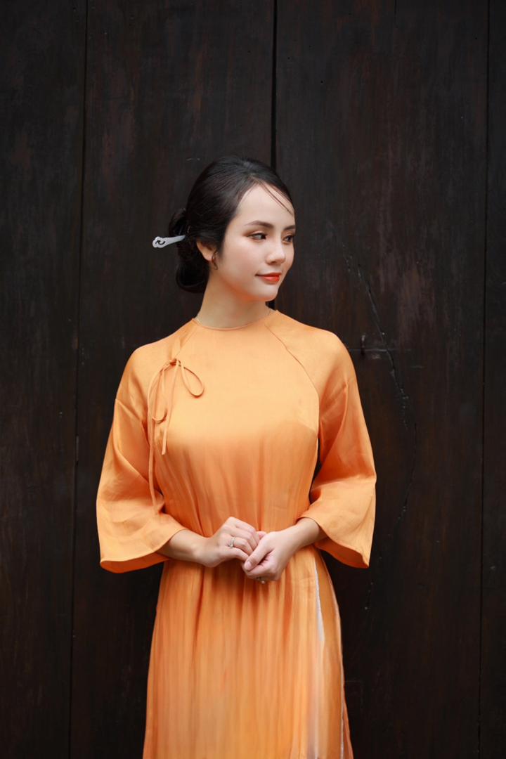 Hoa khôi Hà thành Trà My đẹp thướt tha trên phố cổ với áo dài truyền thống - 1