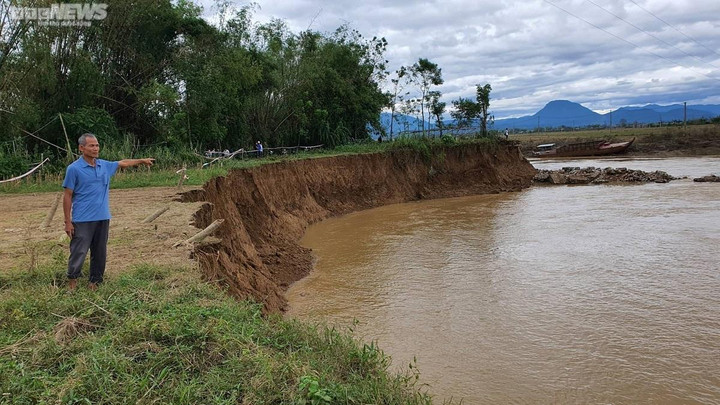 Quảng Nam: 'Hà bá' ngoạm đất sản xuất, uy hiếp nhà cửa, dân khăn gói di dời - 1