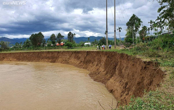 Quảng Nam: 'Hà bá' ngoạm đất sản xuất, uy hiếp nhà cửa, dân khăn gói di dời - 2