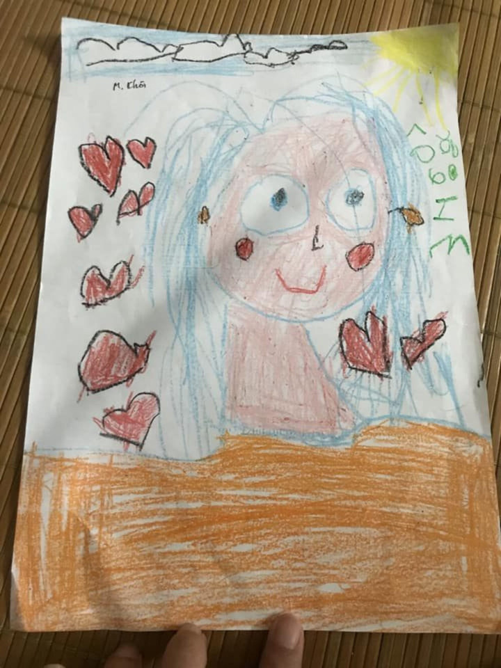 Giật mình 'xỉu ngang' với các bức tranh trẻ con vẽ tặng mẹ nhân ngày 20/10 - 6