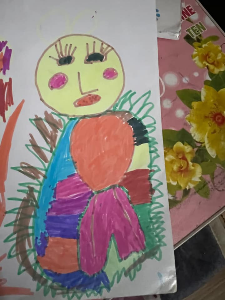 Giật mình 'xỉu ngang' với các bức tranh trẻ con vẽ tặng mẹ nhân ngày 20/10 - 4