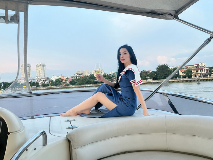 Sao Việt 21/10: Lệ Quyên cười hết cỡ khi được Lâm Bảo Châu vác trên vai - 10