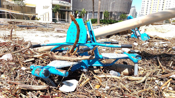 Sóng xé toạc bờ, hàng trăm tấn rác phủ kín biển Đà Nẵng sau mưa lũ lịch sử - 6