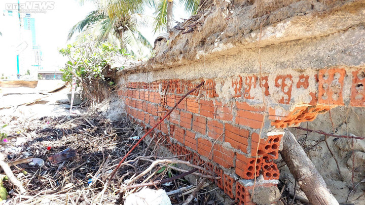 Sóng xé toạc bờ, hàng trăm tấn rác phủ kín biển Đà Nẵng sau mưa lũ lịch sử - 2