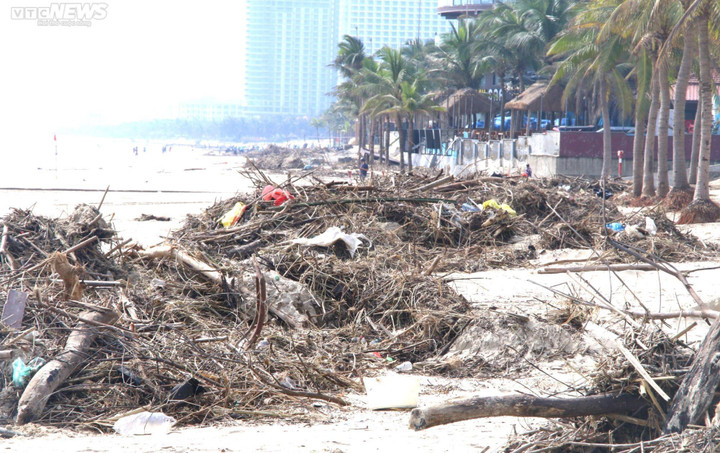 Sóng xé toạc bờ, hàng trăm tấn rác phủ kín biển Đà Nẵng sau mưa lũ lịch sử - 7