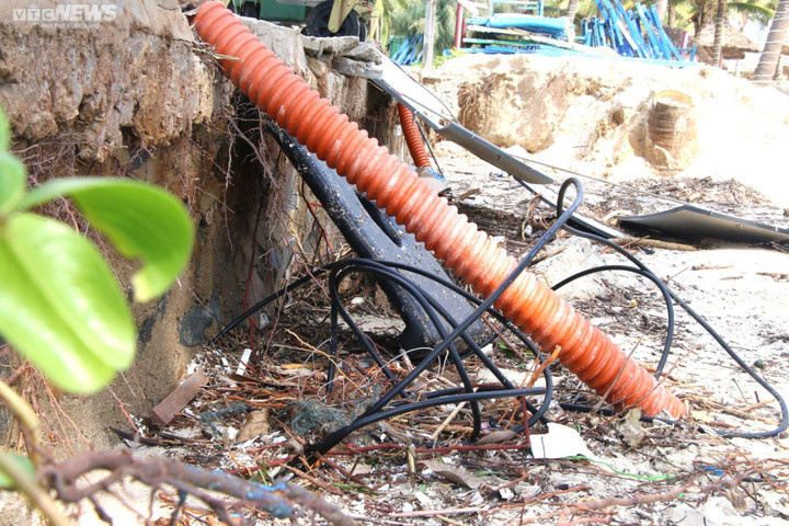 Sóng xé toạc bờ, hàng trăm tấn rác phủ kín biển Đà Nẵng sau mưa lũ lịch sử - 3