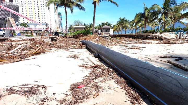 Sóng xé toạc bờ, hàng trăm tấn rác phủ kín biển Đà Nẵng sau mưa lũ lịch sử - 5