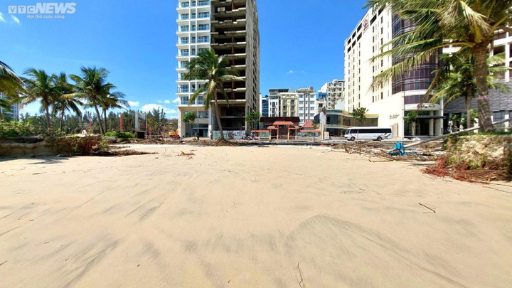 Sóng xé toạc bờ, hàng trăm tấn rác phủ kín biển Đà Nẵng sau mưa lũ lịch sử - 4