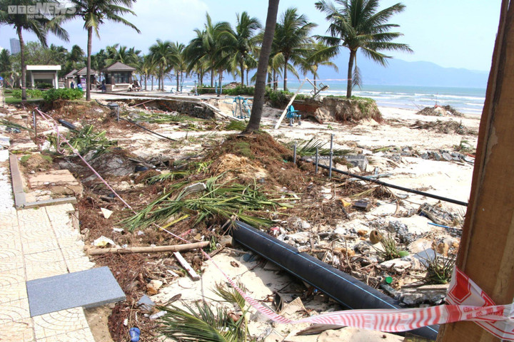 Sóng xé toạc bờ, hàng trăm tấn rác phủ kín biển Đà Nẵng sau mưa lũ lịch sử - 1