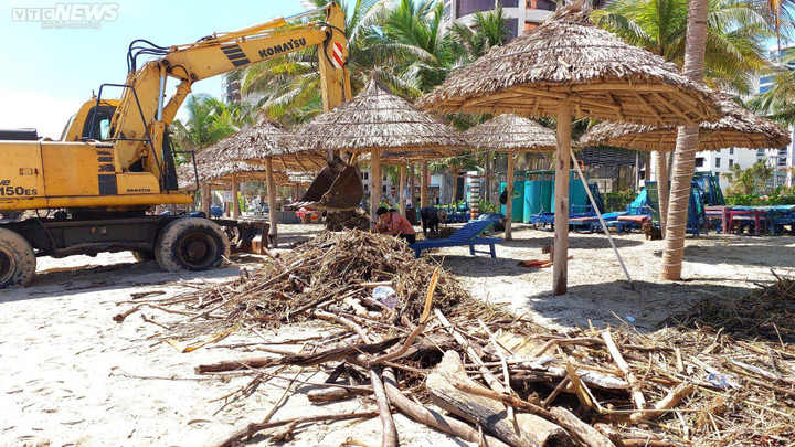 Sóng xé toạc bờ, hàng trăm tấn rác phủ kín biển Đà Nẵng sau mưa lũ lịch sử - 8