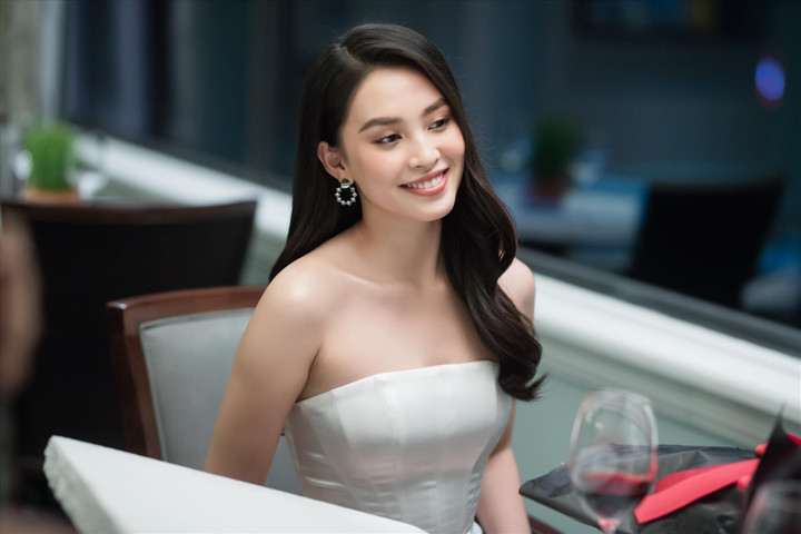 Hoa hậu Trần Tiểu Vy háo hức báo tin vui, chuẩn bị làm lễ tốt nghiệp đại học - 1