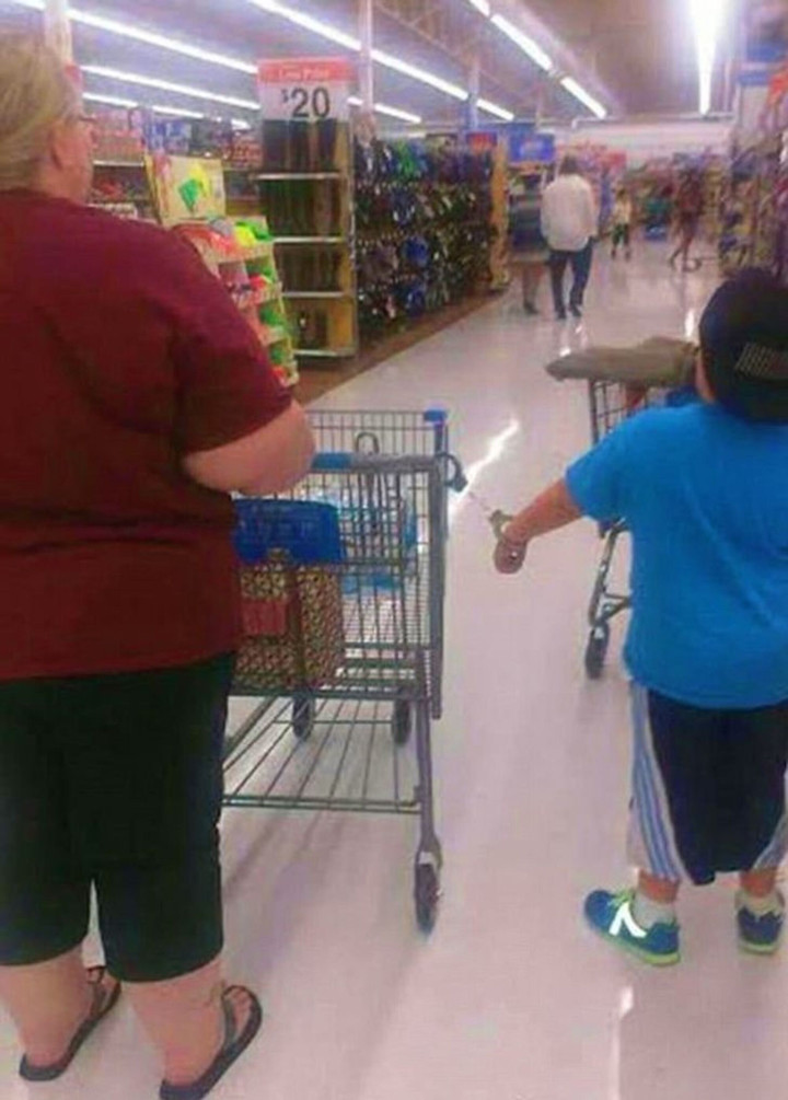 Tổng hợp khoảnh khắc khó hiểu hài hước vô tình bắt gặp trong siêu thị - 3