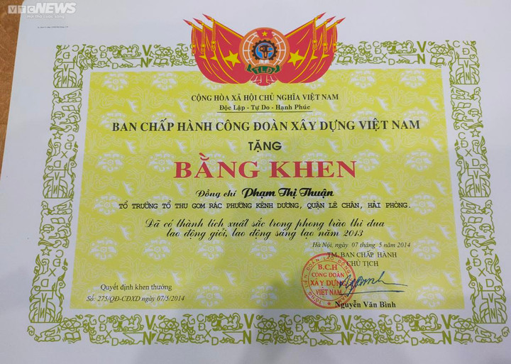 Nữ công nhân môi trường Hải Phòng nhận nhiều bằng khen, giấy khen - 3