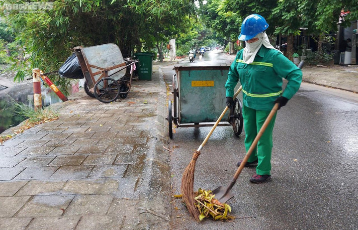 Nữ công nhân môi trường Hải Phòng nhận nhiều bằng khen, giấy khen - 4