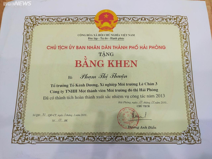 Nữ công nhân môi trường Hải Phòng nhận nhiều bằng khen, giấy khen - 2