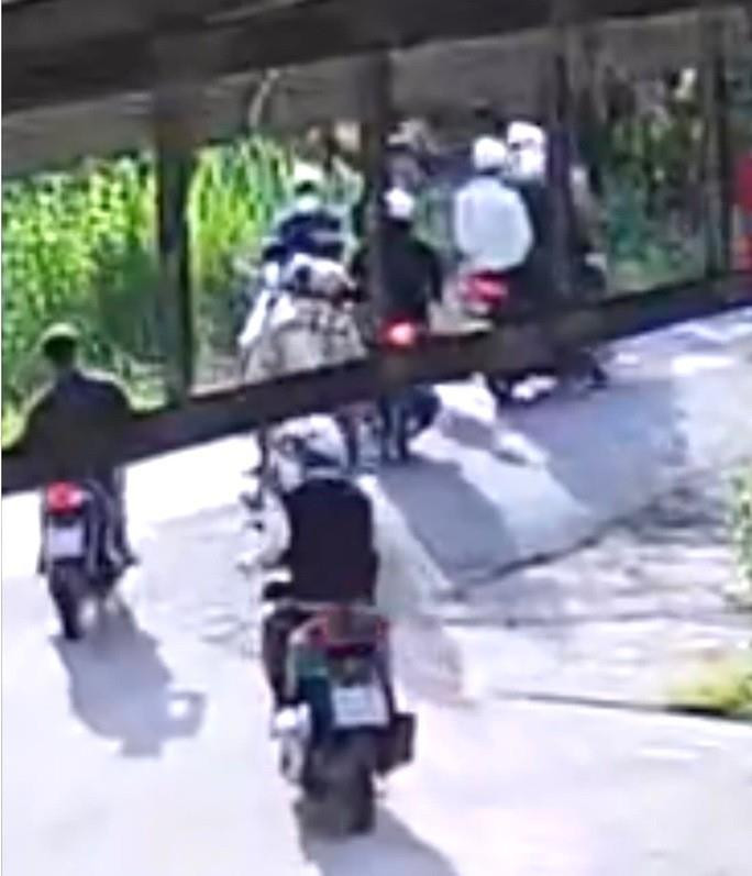 Nam sinh lớp 11 bị đánh chết: Bắt tạm giam 7 người - 1